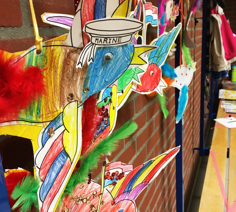 Creatieve kinderworkshop. De Kinderen knutselen hun eigen 75 jaar bevrijdingsvogel en maken hier een hanger van. Ze doen dit met kleurpotloden, glitters, scharen, lijm, veren.

De creatieve kinderworkshop wordt gegeven door vakdocent Beeldende vormgeving en illustrator Maaike Slingerland uit Rotterdam.