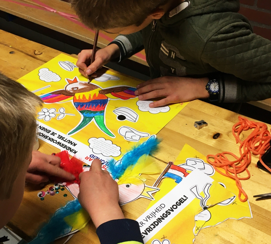 Creatieve kinderworkshop. De Kinderen knutselen hun eigen 75 jaar bevrijdingsvogel en maken hier een hanger van. Ze doen dit met kleurpotloden, glitters, scharen, lijm, veren.

De creatieve kinderworkshop wordt gegeven door vakdocent Beeldende vormgeving en illustrator Maaike Slingerland uit Rotterdam.