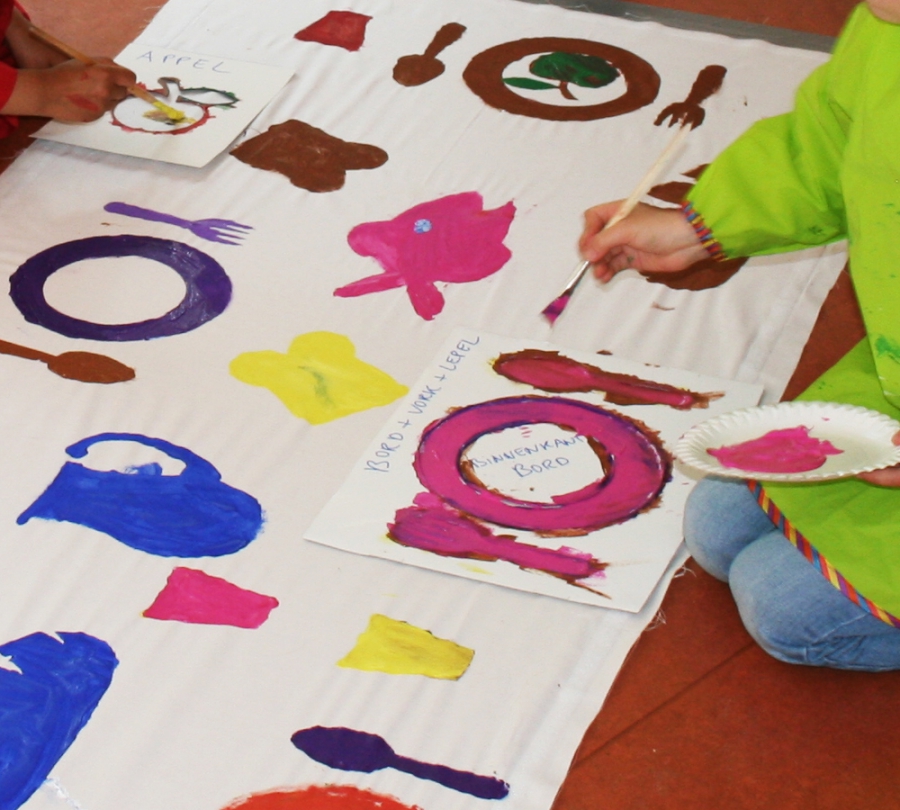 Creatieve kinderworkshop schilderen Kinderen schilderen op een linnen doek een bijbelverhaal met plakkaatverf met penselen. De kinderen deden dit samen met andere kinderen en volwassenen in een kerk. Het schilderdoek is geschilderd met diverse felle kleuren verf: rood, blauw, roze, geel, groen, oranje. Het was een echt kinder schilderfeestje.
De creatieve kinderworkshop schilderen wordt gegeven door vakdocent Beeldende vormgeving en illustrator Maaike Slingerland uit Rotterdam.