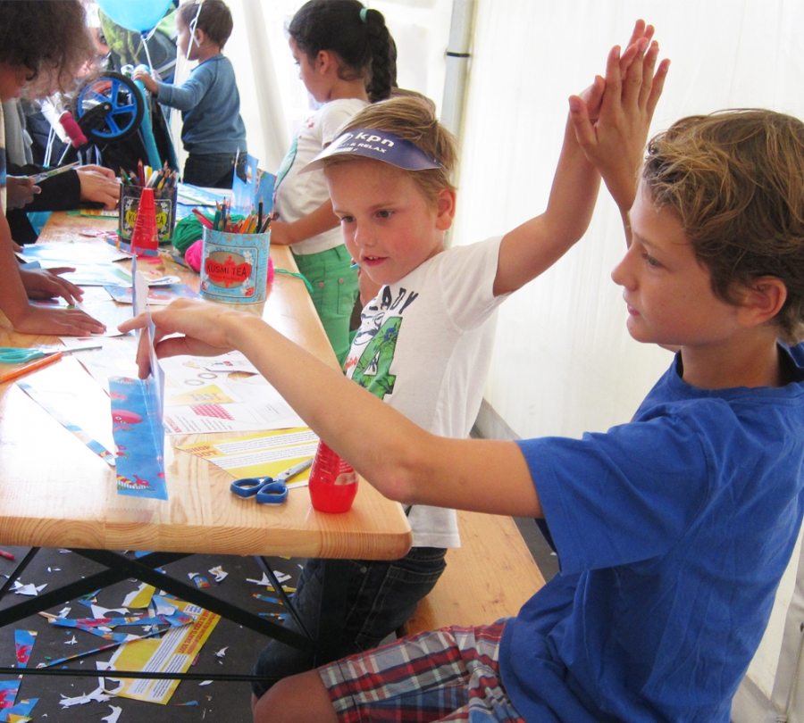 De creatieve kinderworkshop is gebaseerd op het thema van de Wereldhavendagen in Rotterdam. Elk jaar is het thema anders. De creatieve kinderworkshops zijn altijd innovatief en leuk voor kinderen. Het is knutselen met veel plezier voor jong en oud.